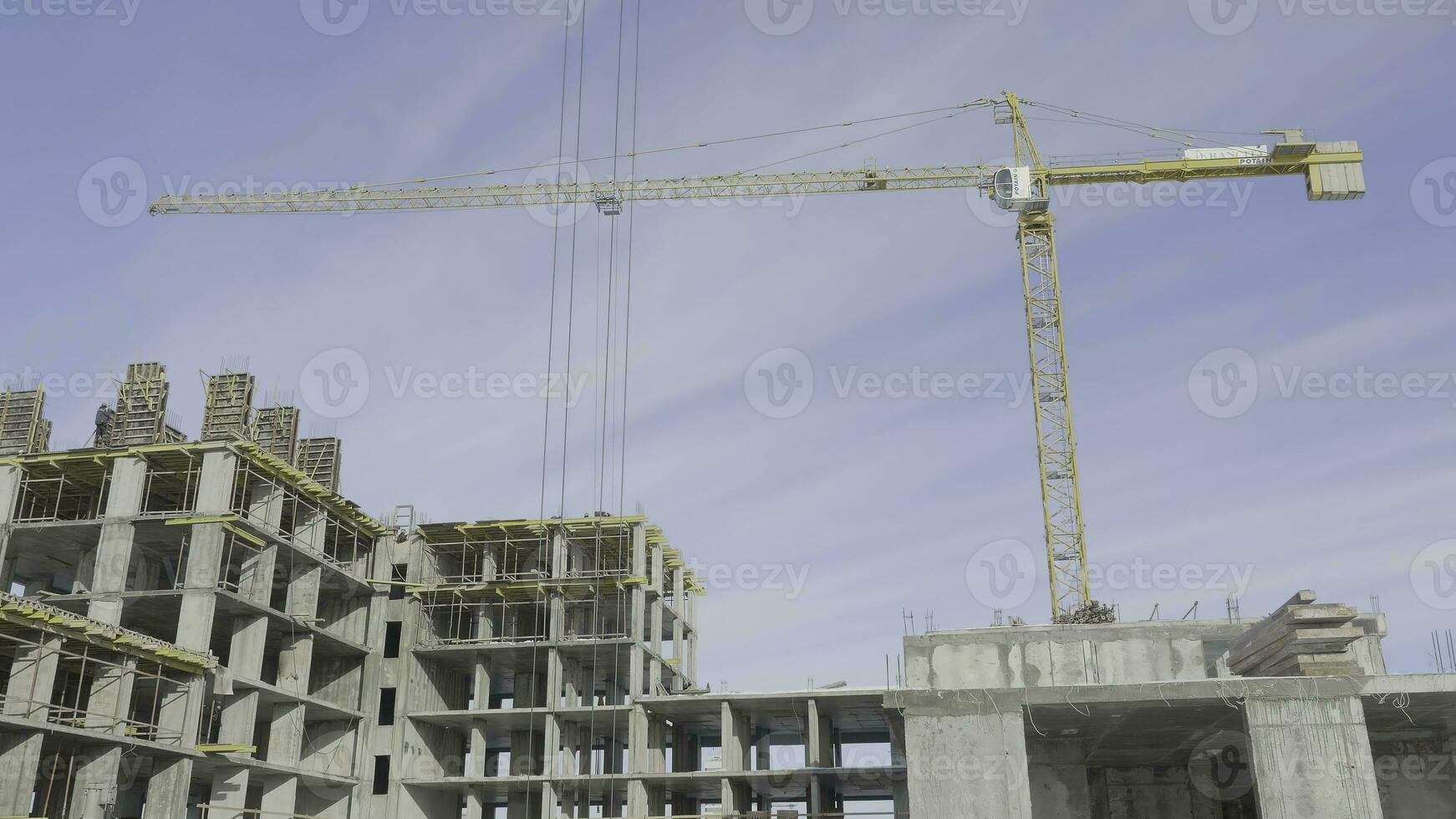 apartamentos construcción sitio con grua. grua y edificio construcción foto