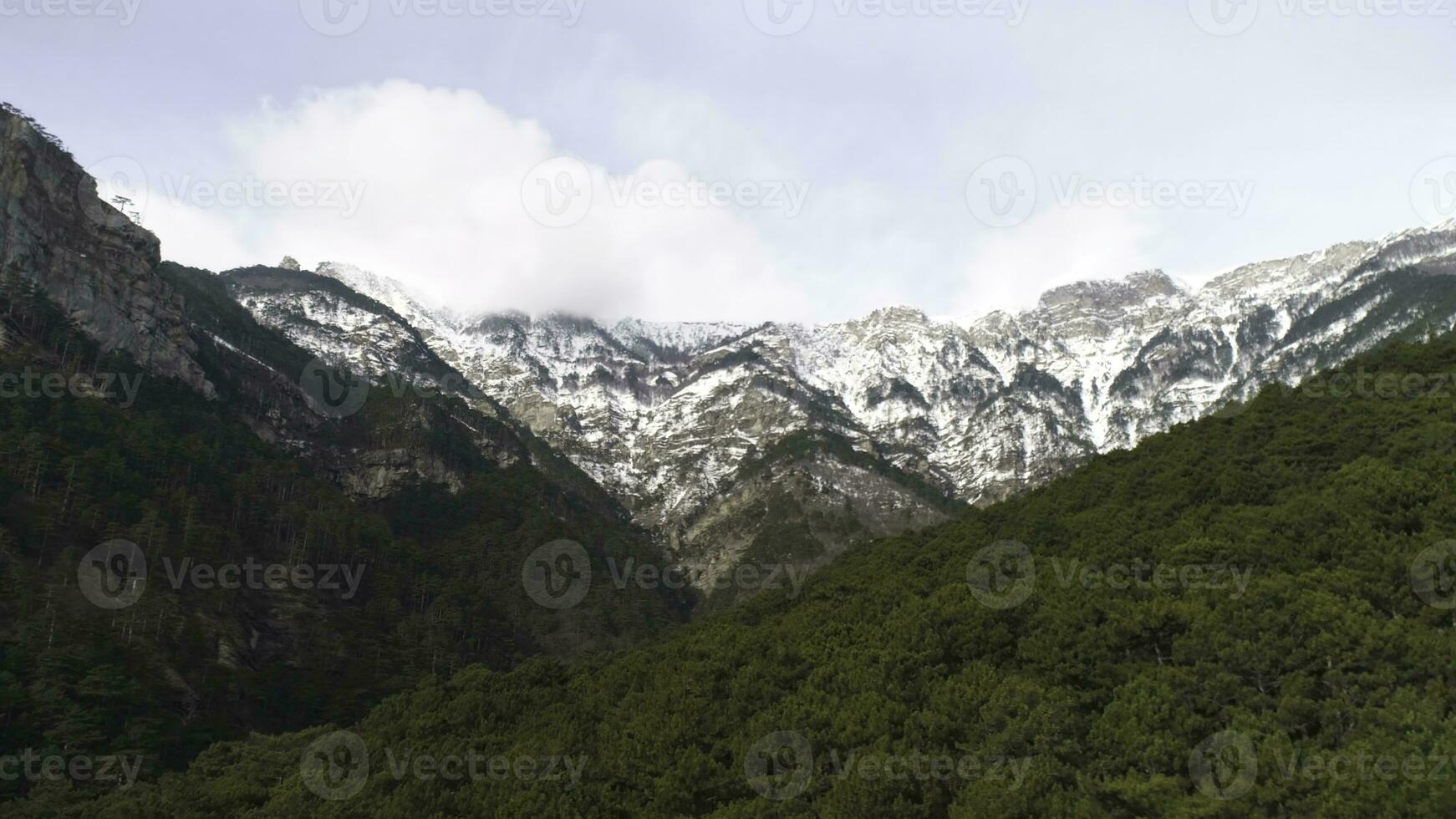 hermosa ver de schlegeisspeicher, Tirol - Austria. aéreo ver en increíble panorama de bosque con montaña antecedentes foto