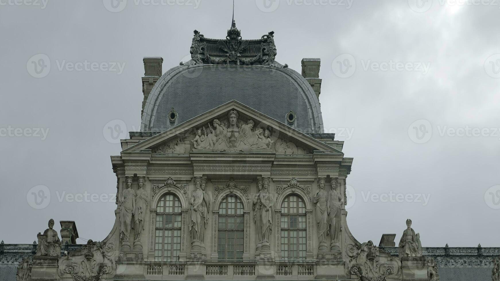 bajo ángulo ver de un maravilloso edificio con redondo conformado techo y estatuas acción. concepto de arquitectura. foto