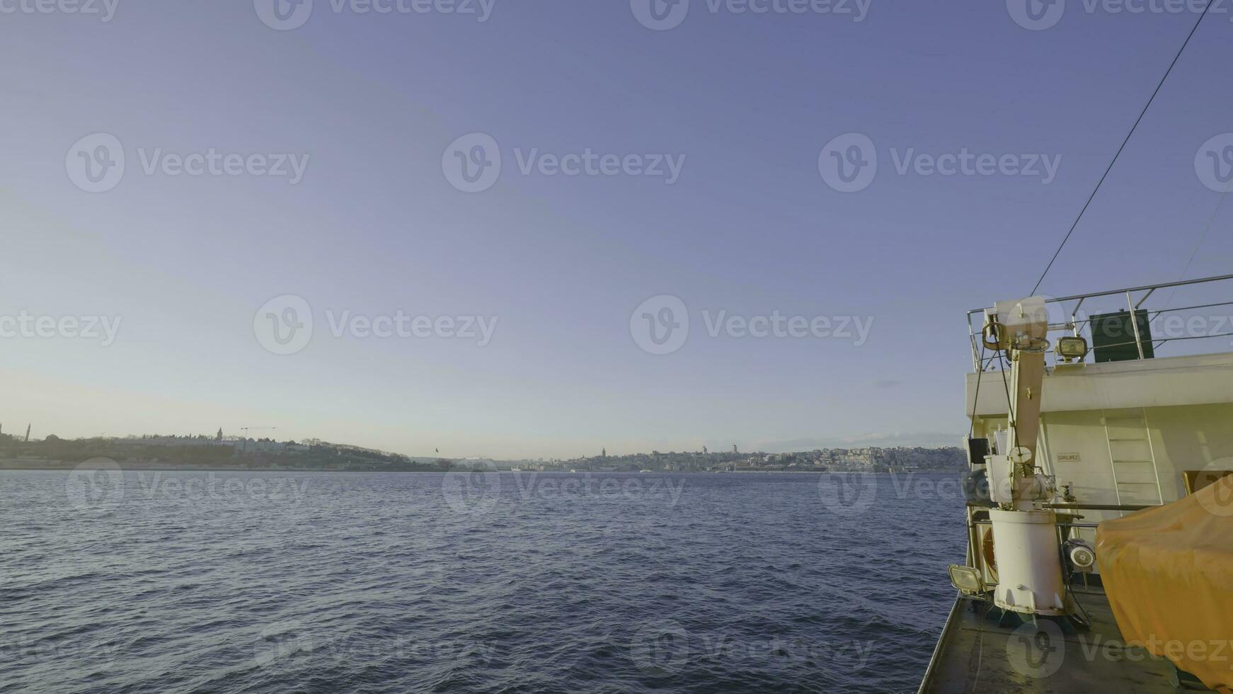 lapso de tiempo de navegación en barco en soleado día. acción. ver desde lado de barco en rápido nadar a costas de mar ciudad. barco paño mediante puerto a puerto marítimo en claro día foto