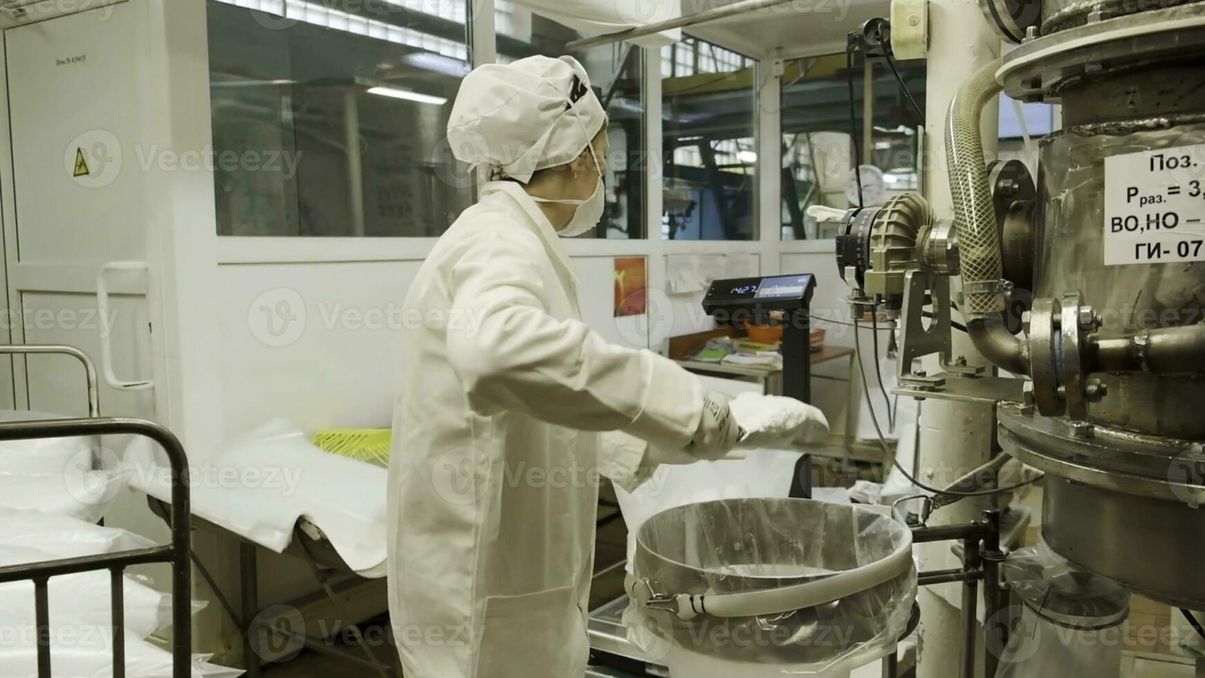 trabajo proceso.clip. producción de un motor fábrica con trabajadores en especial abrigos foto