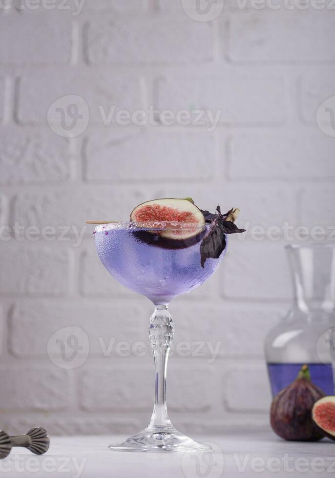 púrpura higo cóctel o Mocktail en vaso foto