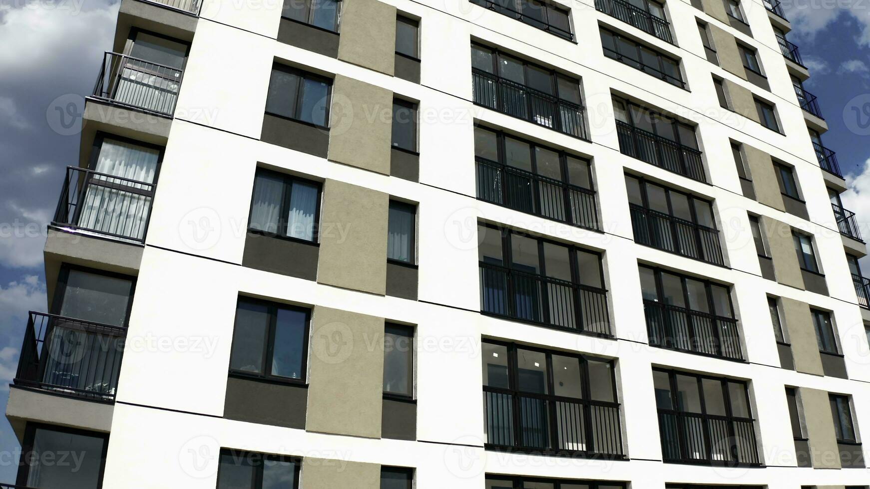 Departamento bloques con balcones valores imágenes. aéreo ver de un Departamento edificio en un azul nublado cielo antecedentes. foto