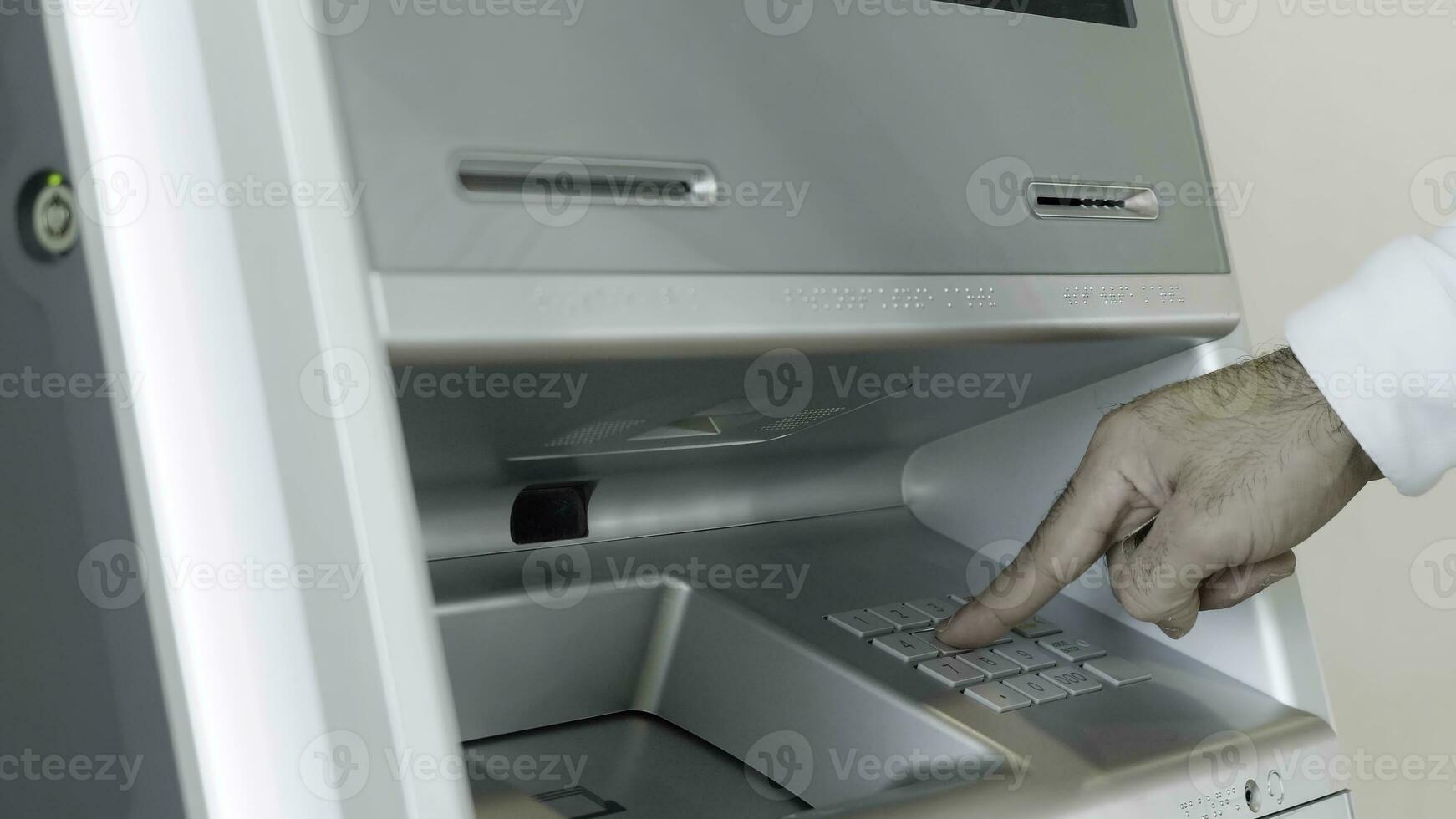 masculino mano adjuntando tarjeta a el Cajero automático banco máquina para ejecutando financiero actas. hdr. cerca arriba de hombre entrando banco tarjeta alfiler código. foto