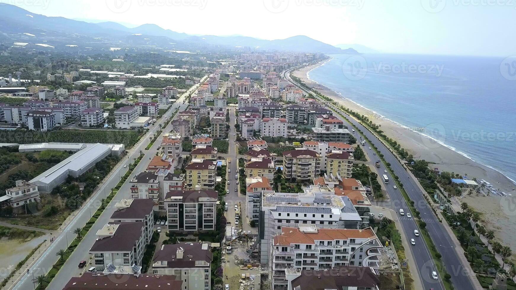 hermosa ver desde el zumbido. usted lata ver un hermosa Oceano y grande casas con un camino, usted lata ver hermosa verde montañas desde detrás. foto