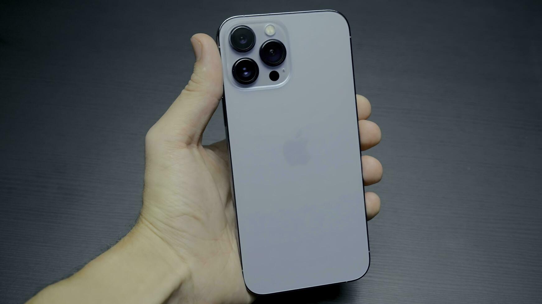 Rusia, Moscú - septiembre 27, 2021. nuevo iphone 13 Pro. acción. publicidad vídeo con externo diseño de iphone 13 Pro. elegante exterior diseño de nuevo iphone con metal caso y Tres cámaras foto