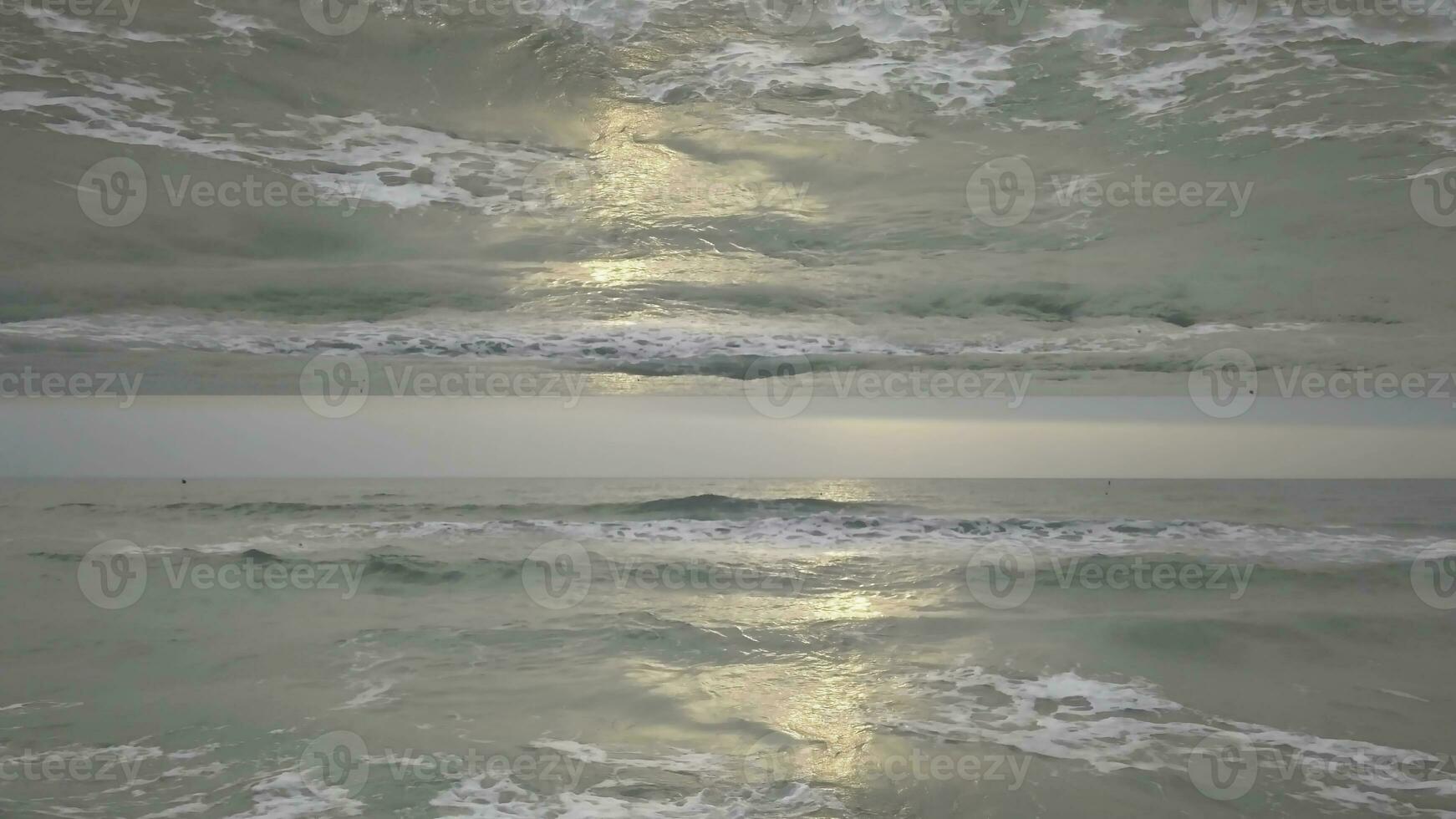 hermosa marina con horizonte espejo efecto con olas estrellarse en el costa. interminable olas con Dom reflexión en agua superficie, comienzo tema. foto