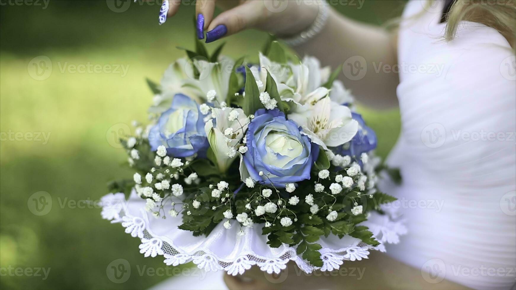 hermosa ramo de flores de diferente colores en el manos de el novia en un blanco vestido. novia en blanco vestir con ramo de flores negro mujer sostiene Boda ramo. Boda foto