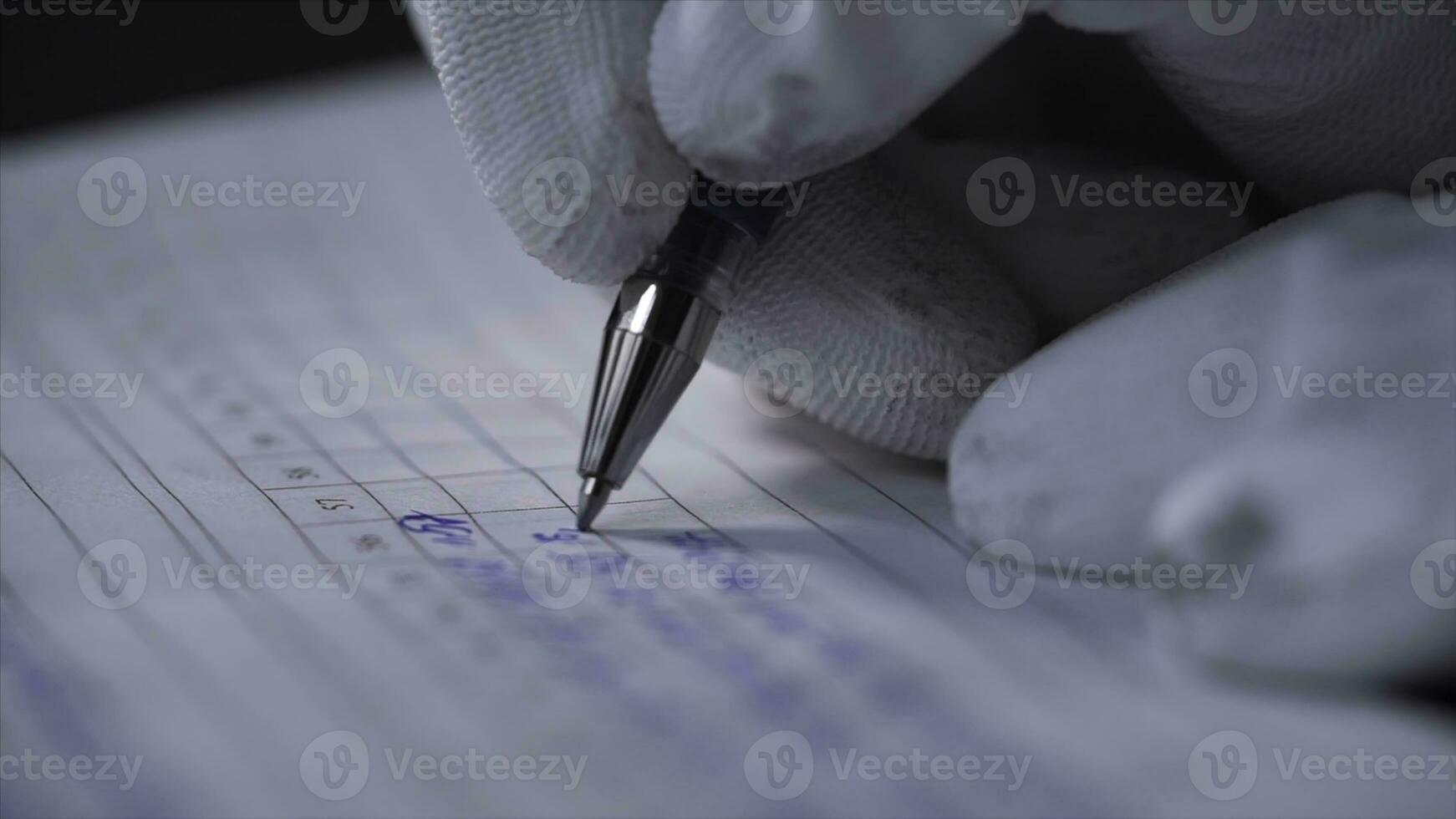 lado ver de un mano haciendo notas en un cuaderno. valores imágenes. cerca arriba de manos en blanco guantes escritura datos en el cuaderno con un bolígrafo en negro antecedentes. foto