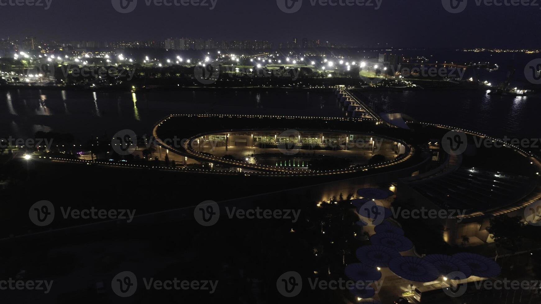 parte superior ver en fuentes en el parque en Singapur. disparo. Singapur ciudad horizonte a noche y ver de centro de deportes acuáticos bahía parte superior ver foto