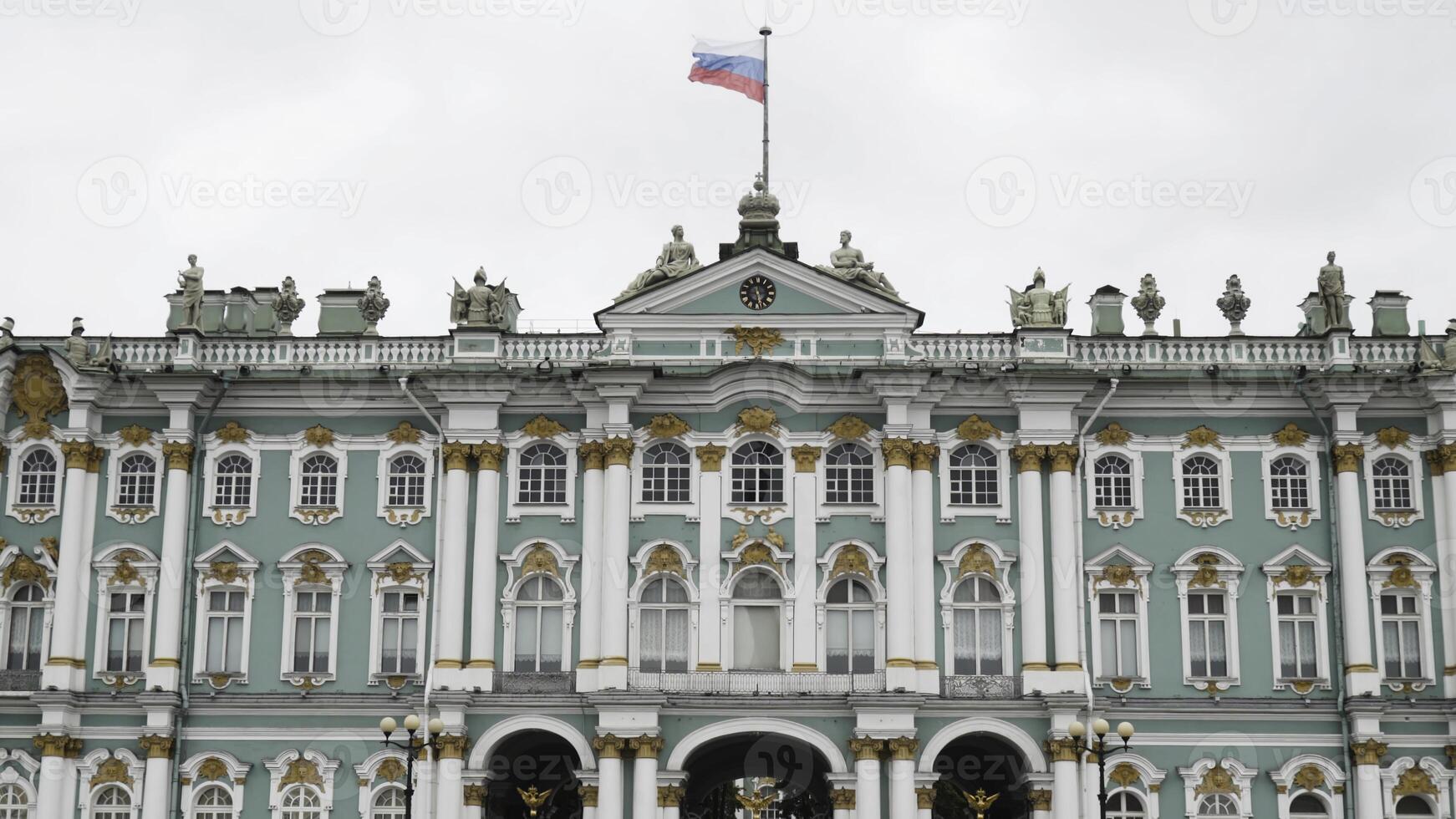 fachada de invierno palacio con bandera de Rusia. acción. mayor ruso arquitectura de invierno palacio en Santo petersburgo oro detalles y estatuas en turquesa fachada de histórico edificio en Rusia foto