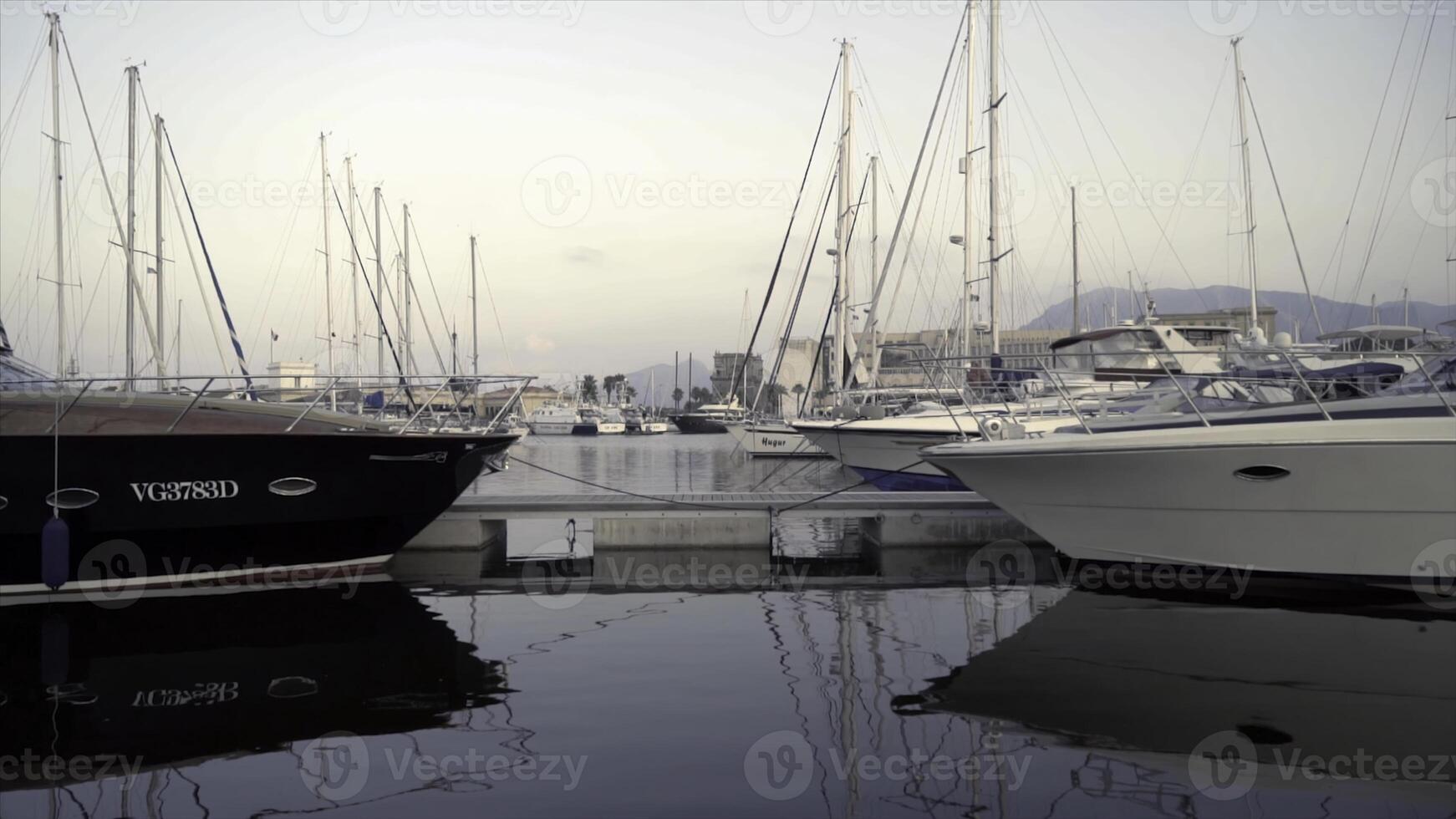 hermosa yates estar en muelle en hermosa cielo reflejado en agua. acción. hermosa costoso yates con mástiles en muelle de del Sur mar ciudad foto