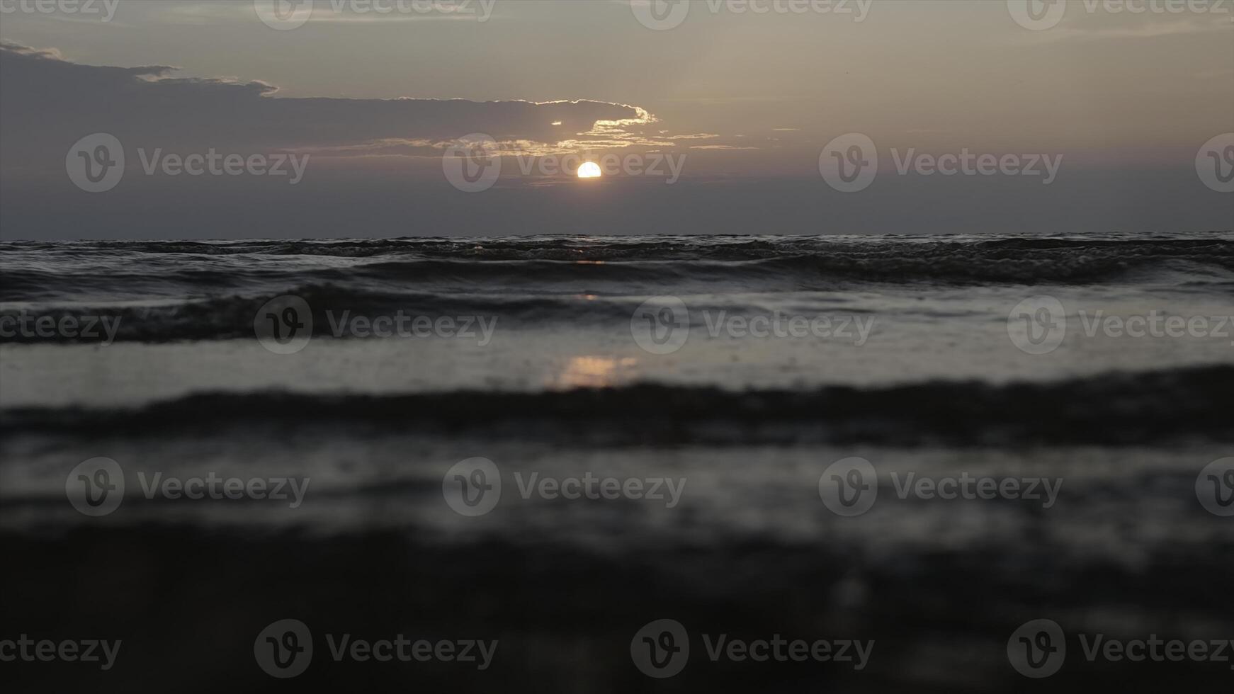 de cerca de hermosa pequeño ondas. creativo. costero laminación olas con solar reflexión de rayos noche marea olas con ligero brisa foto