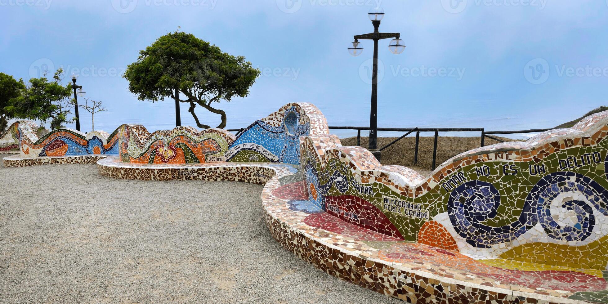 el amor parque, mosaicos en gaudi estilo, miraflores, lima, Perú foto