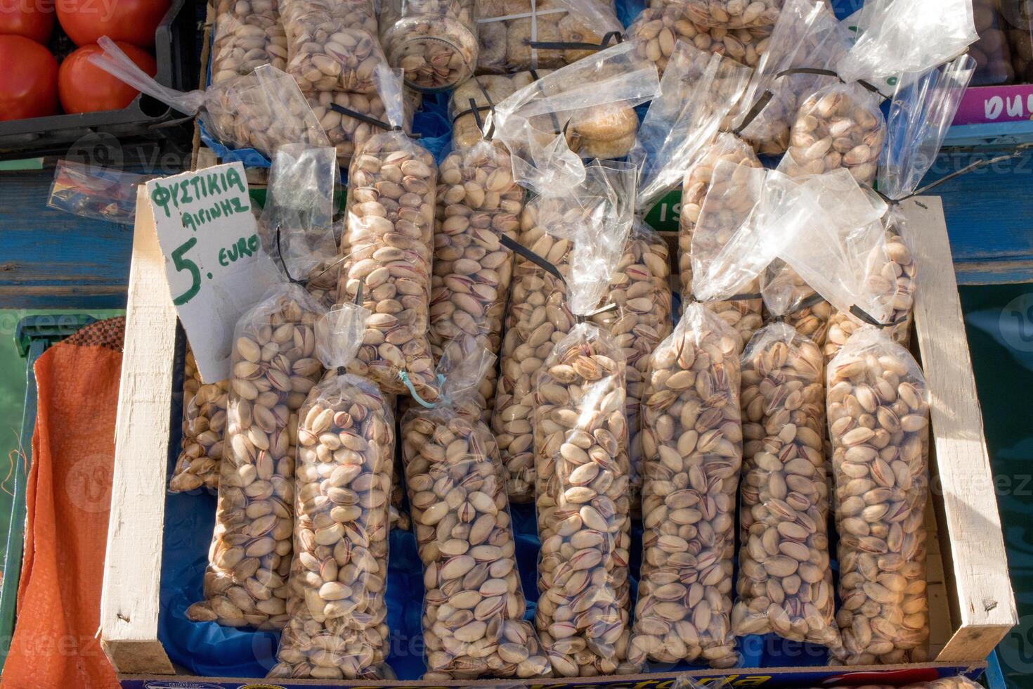 pistachos nueces para rebaja a un local mercado en el isla de egina, Grecia foto