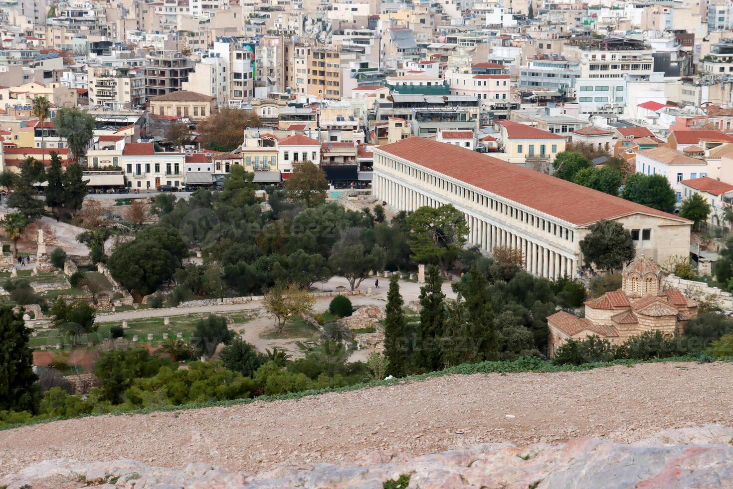 panorámico ver de el antiguo ágora y museo y el Iglesia de el santo apóstoles en Atenas foto