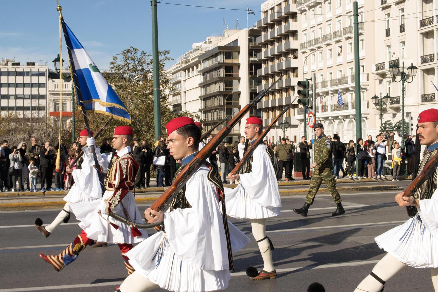 Atenas, Grecia, diciembre 24 2023 soldado de el presidencial Guardia de marcha hacia el parlamento para el ceremonial cambiando de el Guardia de el tumba de el desconocido soldado foto