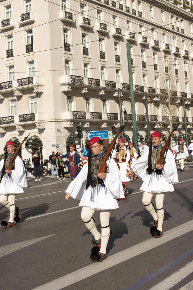 Atenas, Grecia, diciembre 24 2023 soldado de el presidencial Guardia de marcha hacia el parlamento para el ceremonial cambiando de el Guardia de el tumba de el desconocido soldado foto