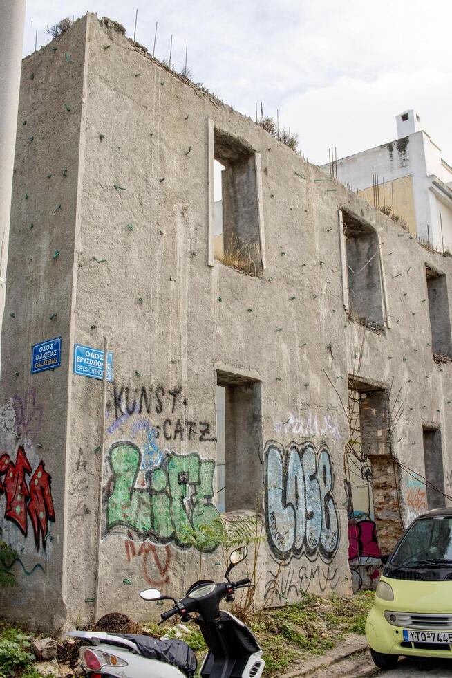 Atenas, Grecia, diciembre 15 2023 un correr abajo abandonar Departamento edificio esa es que cae aparte ese son común en el ciudad de Atenas foto