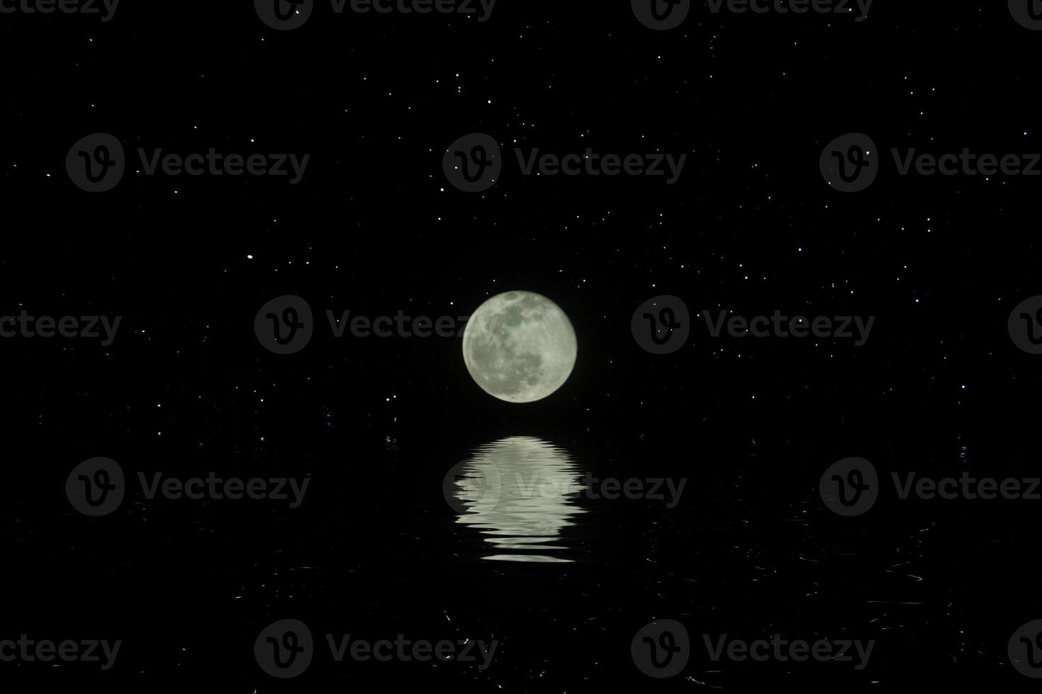 lleno Luna noche con agua reflexión. foto