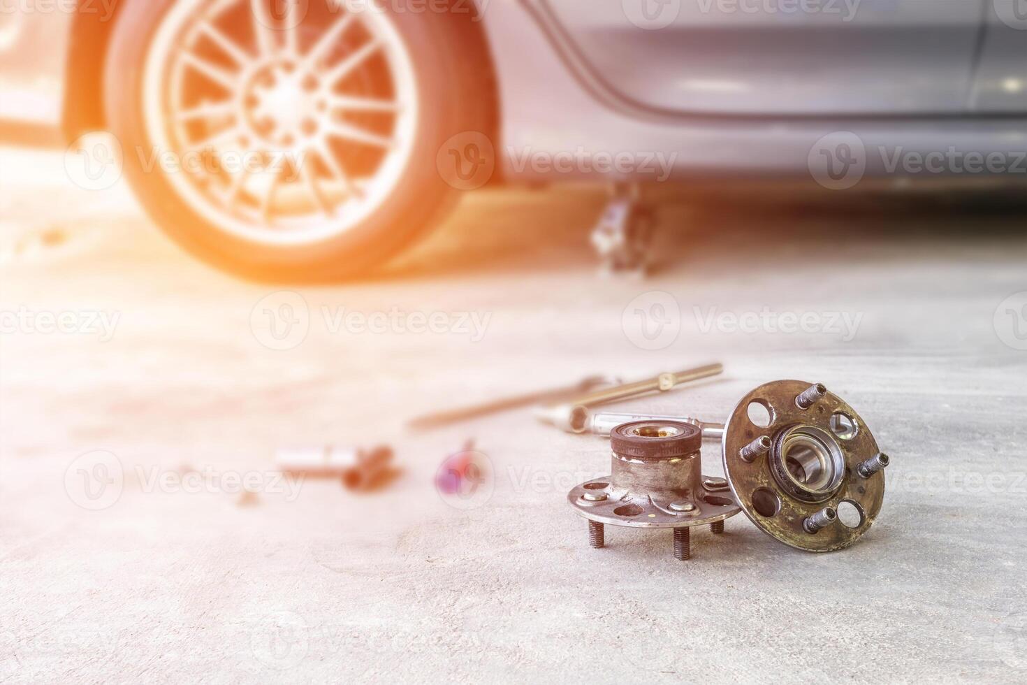 auto cubo Llevando rueda de coche para mantenimiento concepto y herramienta para Servicio foto