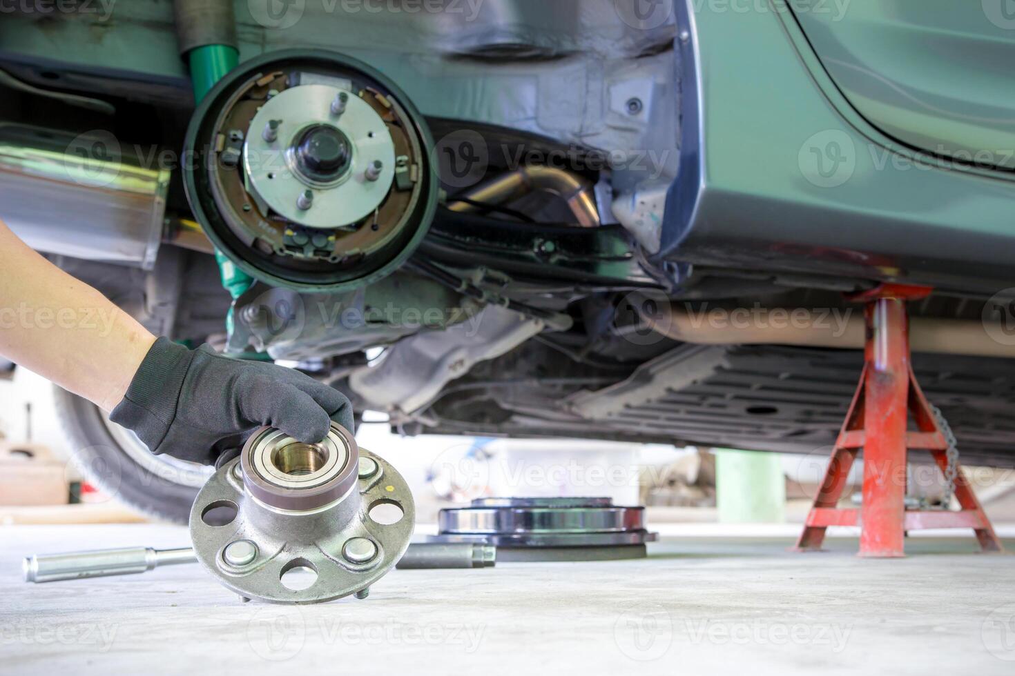 mano un hombre poner rueda Llevando de coche mantenimiento concepto básico taller y Servicio foto