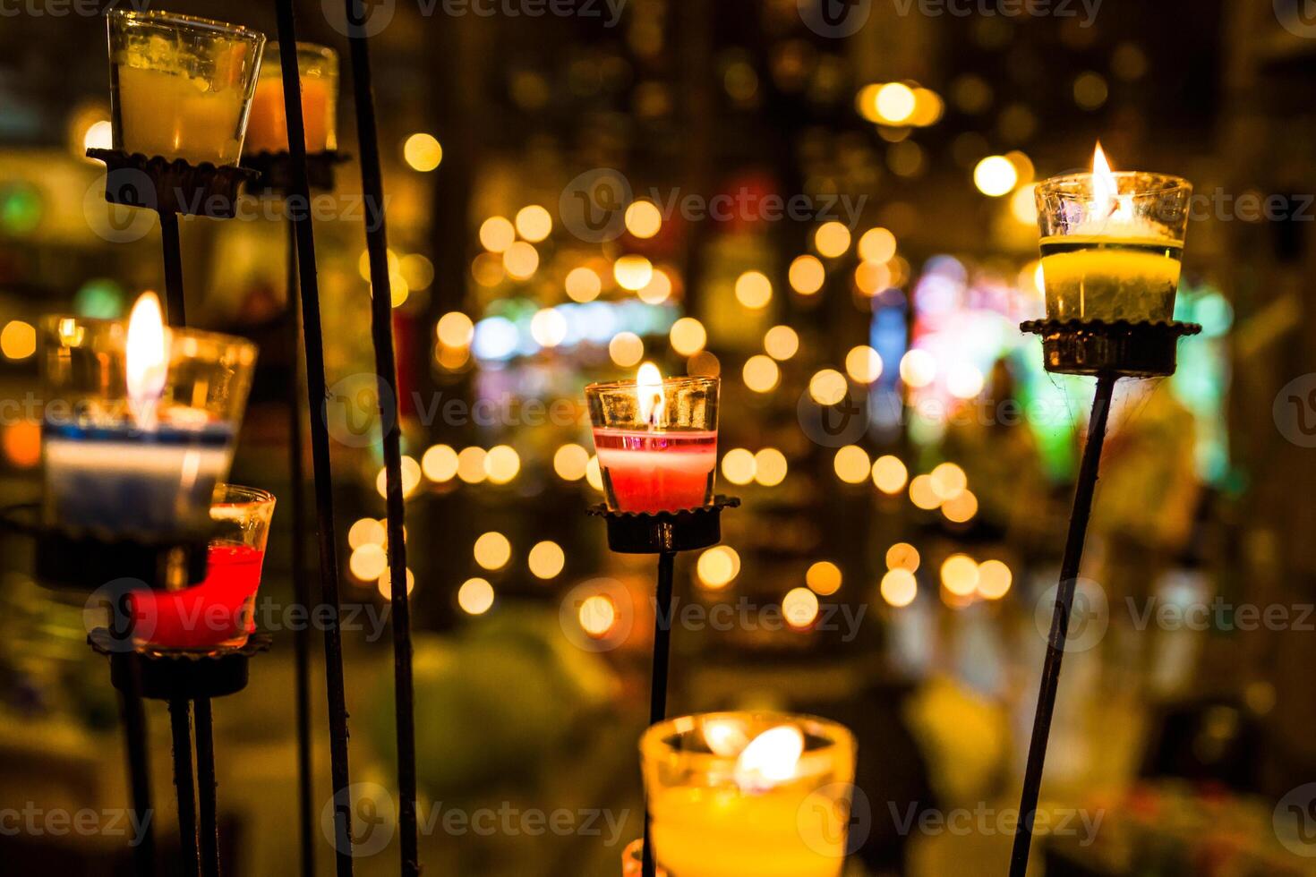 cierre las velas aromáticas coloridas en el fondo borroso para el fondo y la textura foto