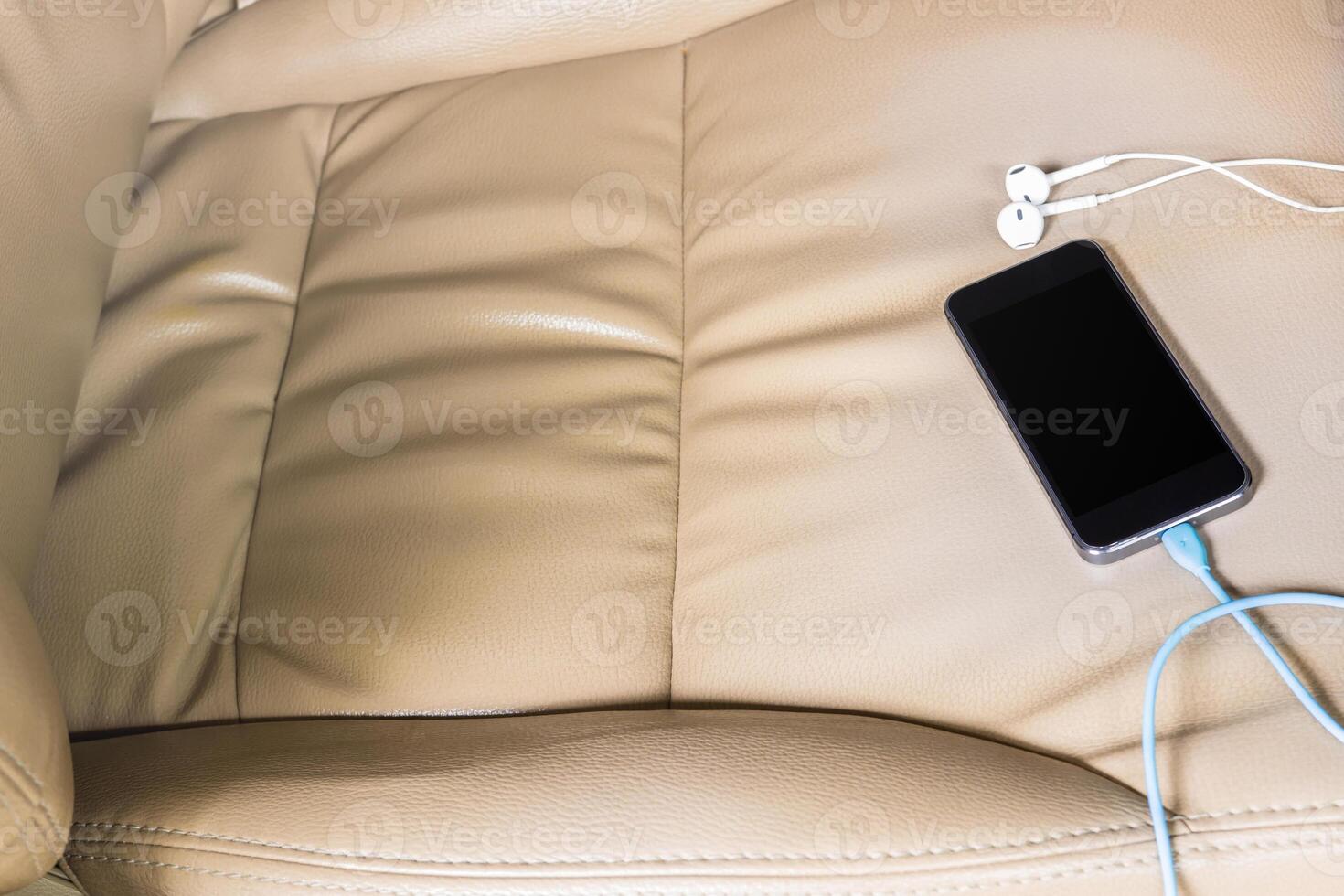 inteligente teléfono, auriculares, cable datos en coche asiento y utilizar transferir música foto y la seguridad con utilizar coche concepto