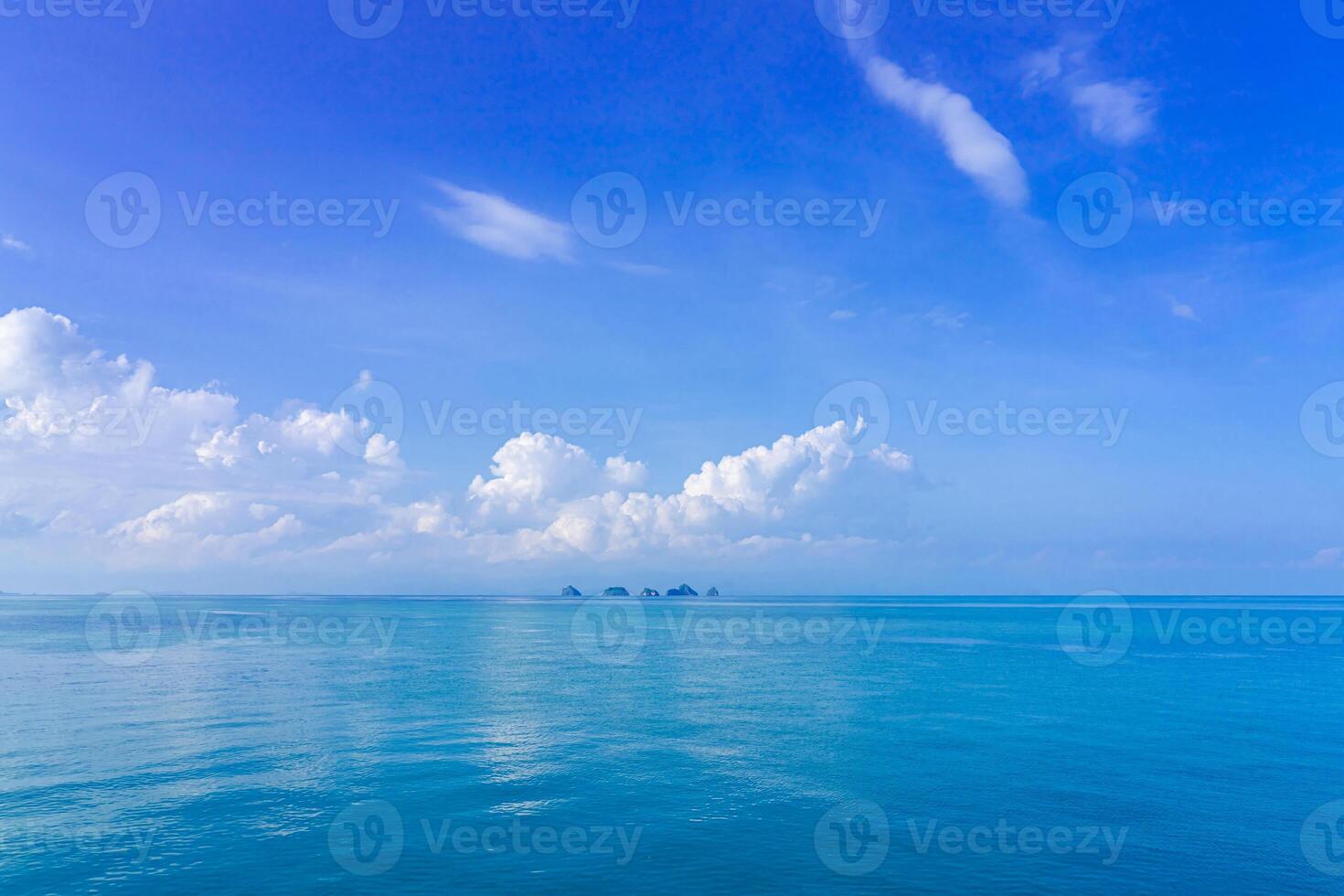 naturaleza ver de el mar, claro azul cielo y blanco nube antecedentes textura foto