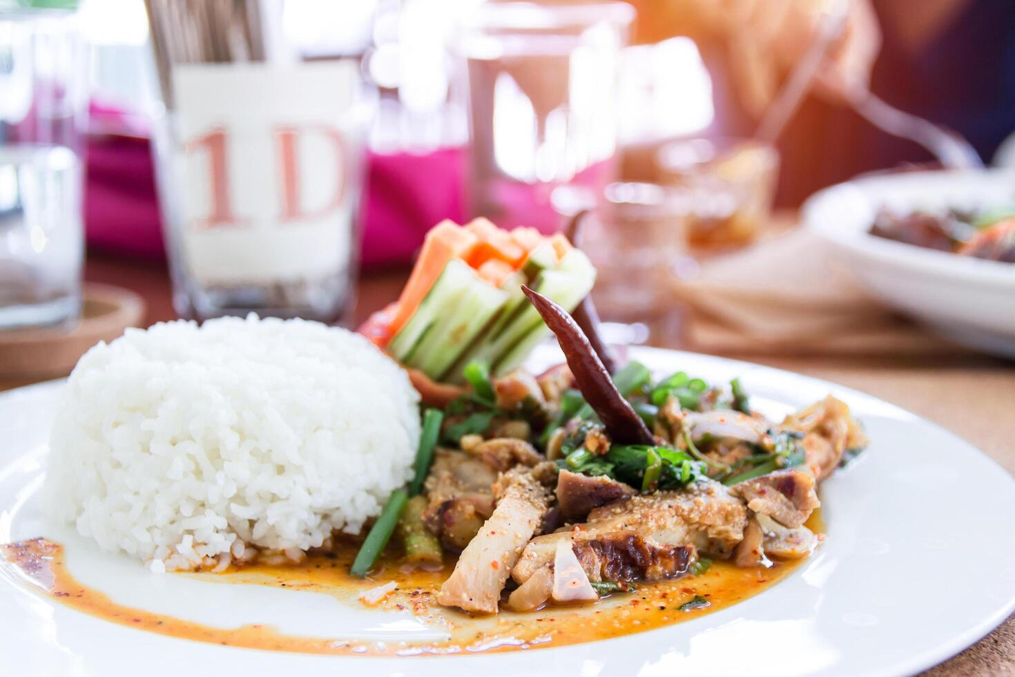 cerca arriba laboratorio Cerdo y cocido arroz en el mesa en restaurante comida concepto del nordeste comida en Tailandia foto