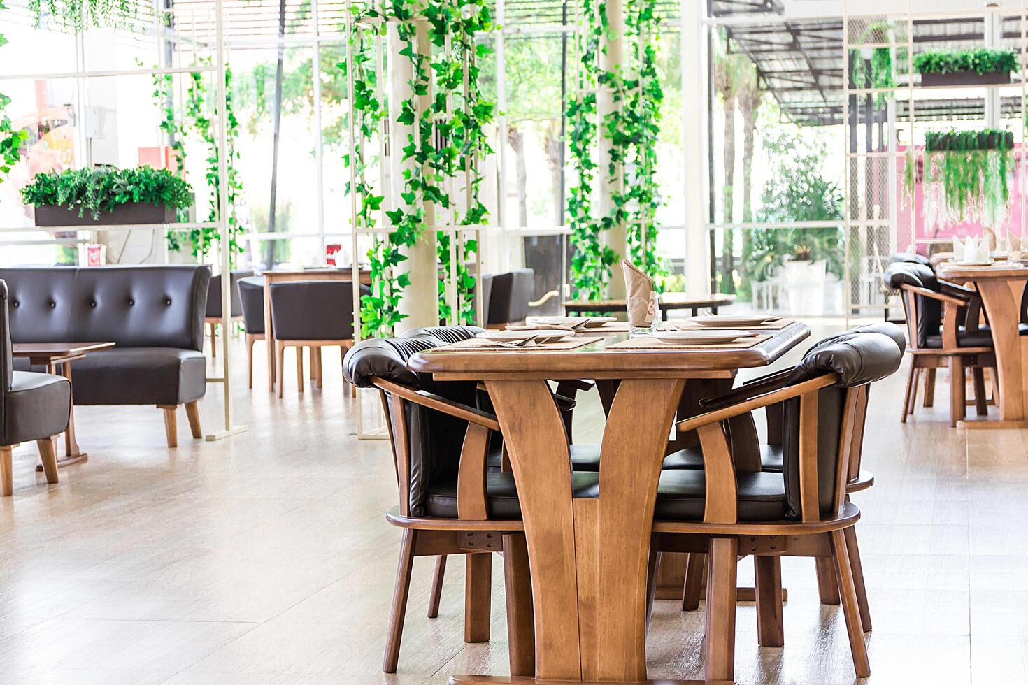 dentro el restaurante ver y mesa silla para comer hermosamente arreglado y decorado hacer eso delicioso a comer foto