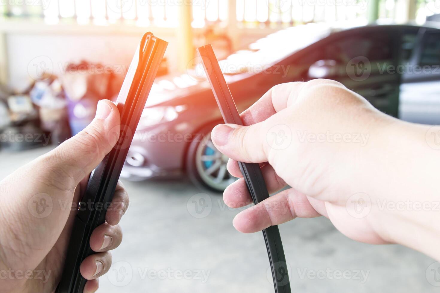 cerca arriba mano técnico con caucho el limpiaparabrisas para vaso coche en garaje tienda Servicio y mantenimiento y coche en antecedentes foto