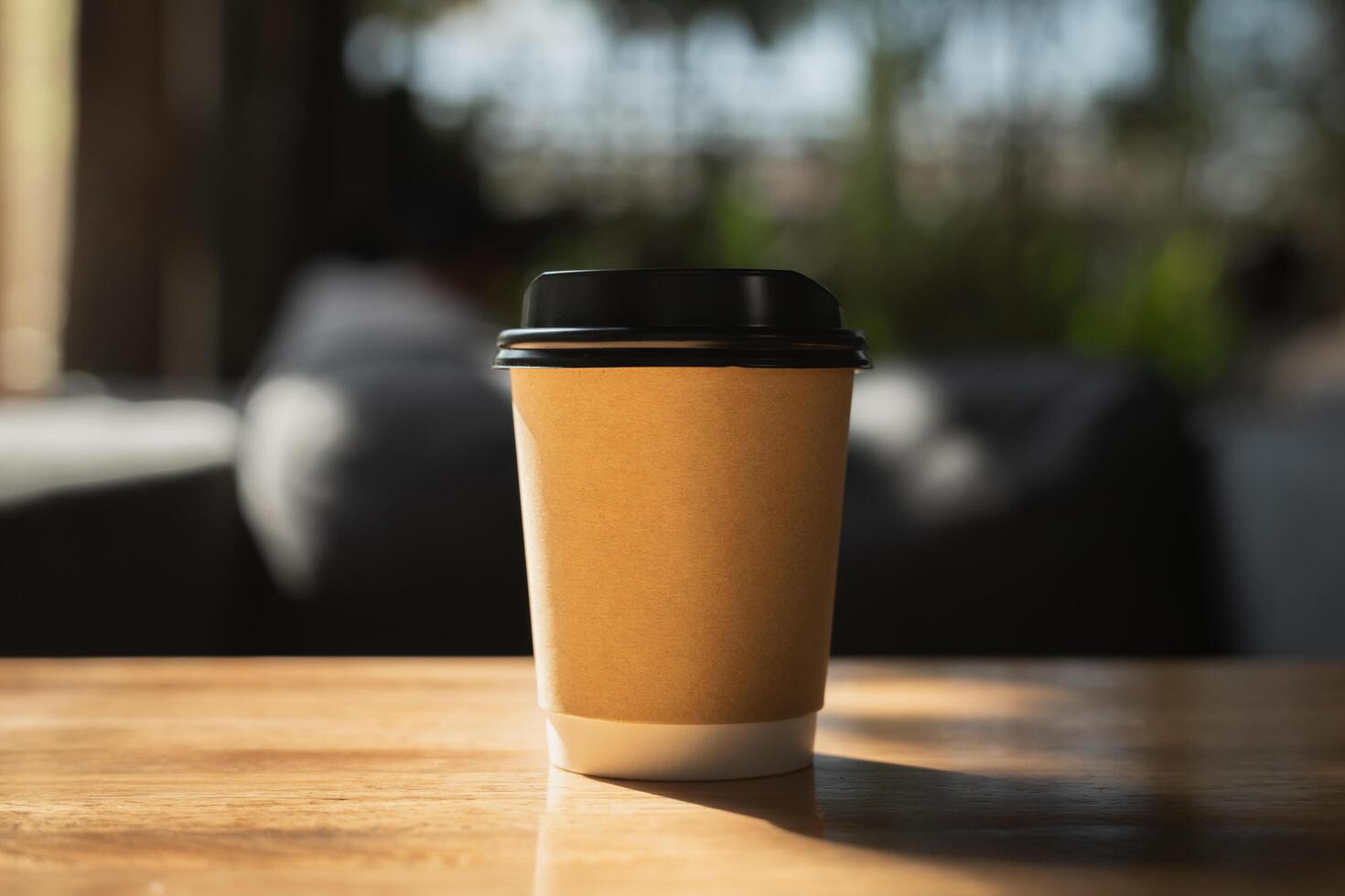 tomar lejos taza de café en de madera mesa. foto