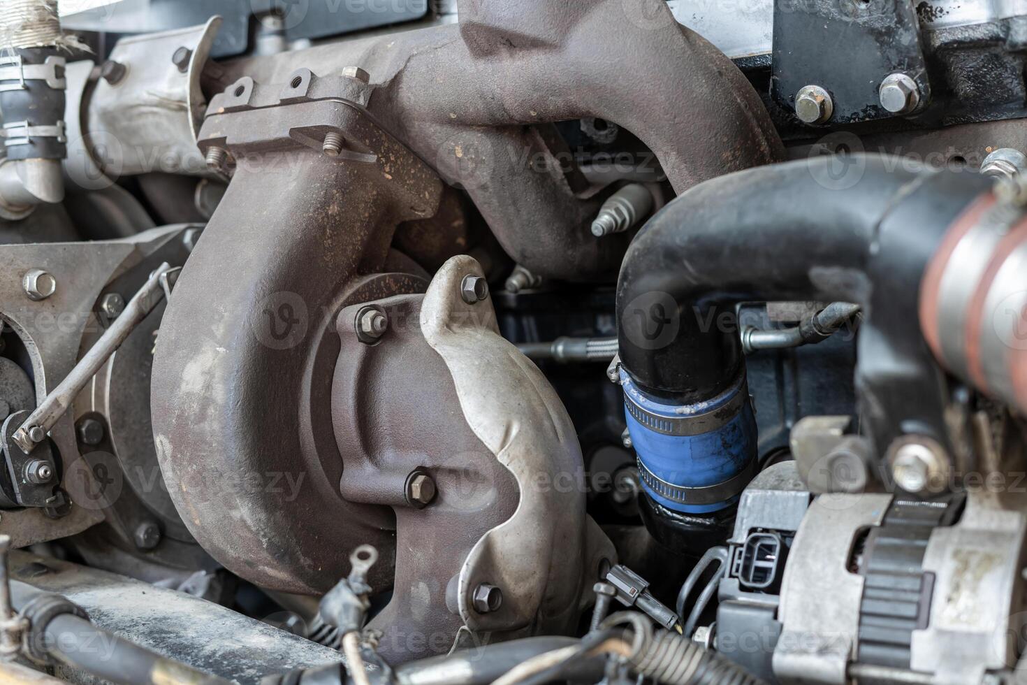 turbocompresor oxido de el camión diesel motor instalado en coche motor para poder aumentador de presión esfuerzo de torsión foto