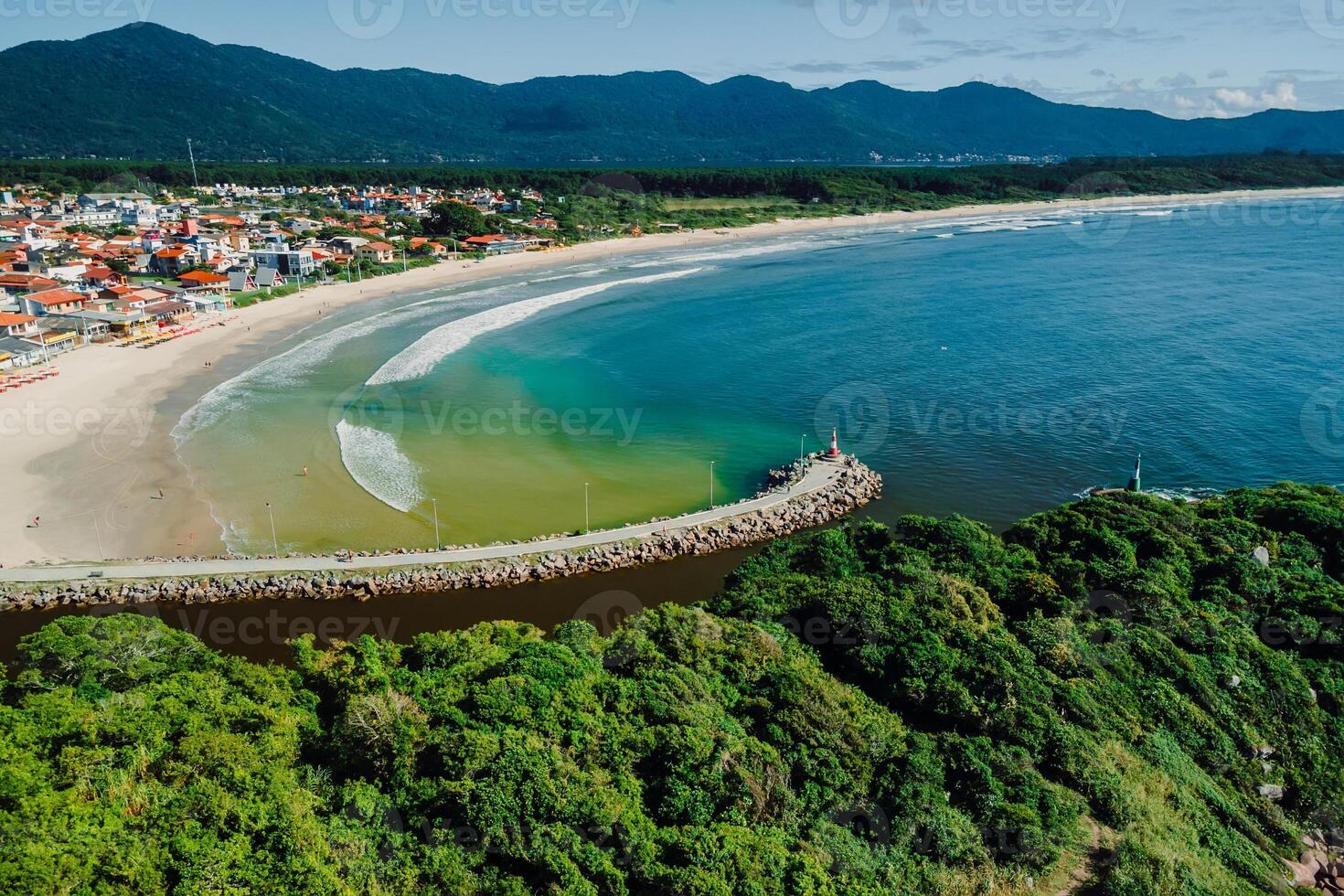 playa con río y Oceano en Brasil. aéreo ver de barra da lagoa pueblo en florianópolis foto