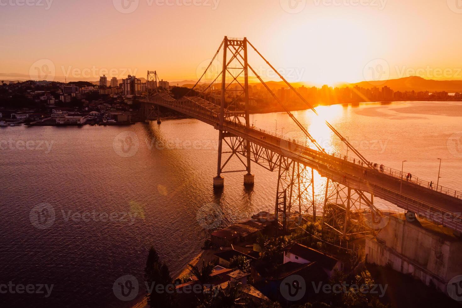 hercilio luz puente con puesta de sol en florianópolis, Brasil. aéreo ver foto