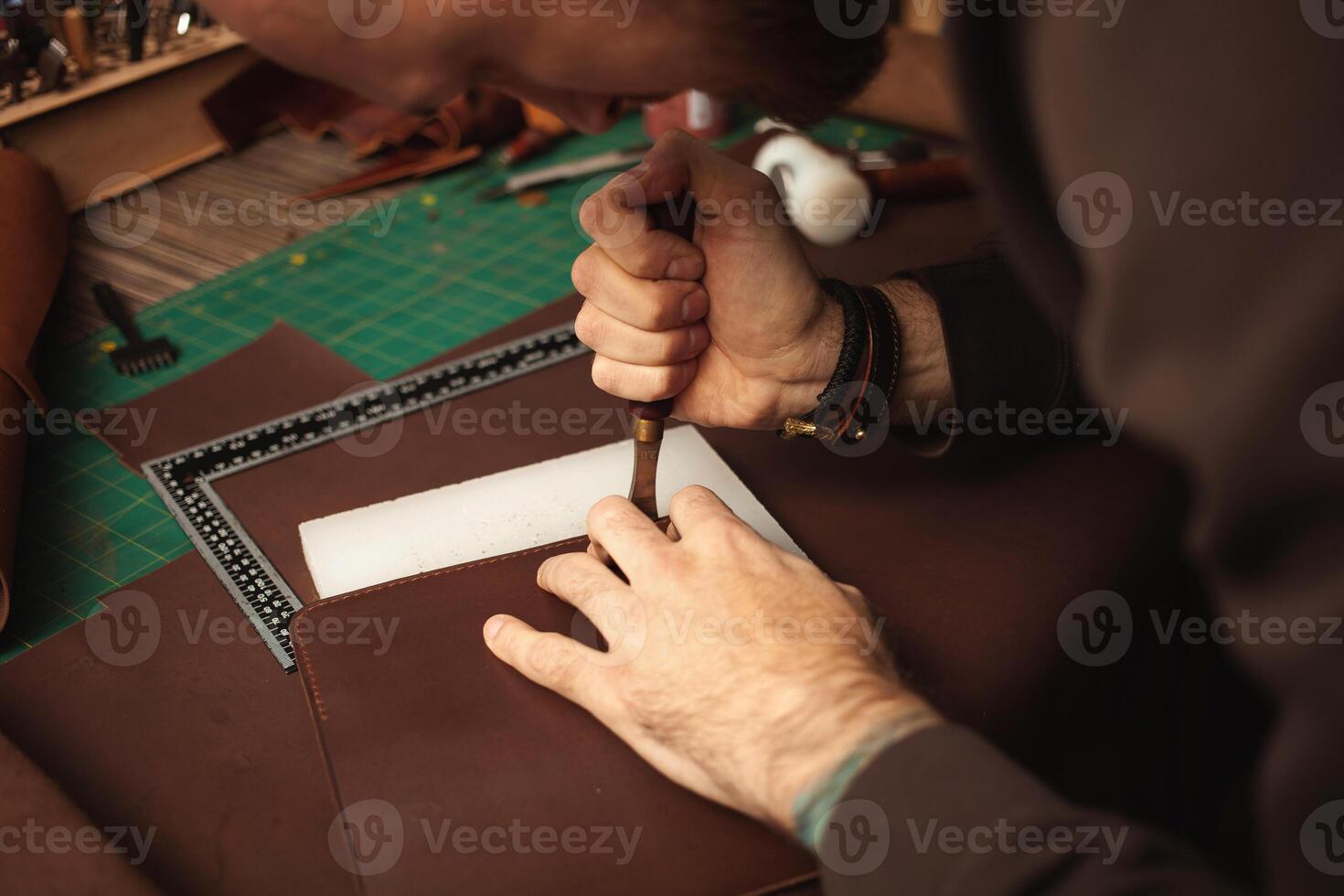 curtidor trabajos con cuero, pequeño negocio, producción. foto