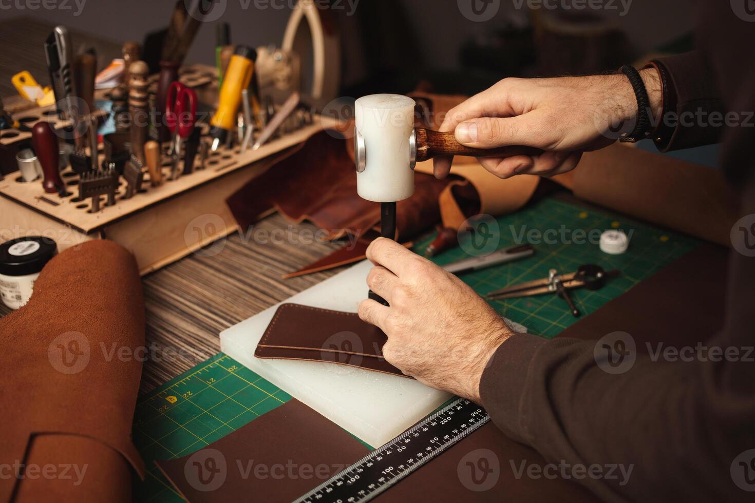 curtidor trabajos con cuero, pequeño negocio, producción. foto