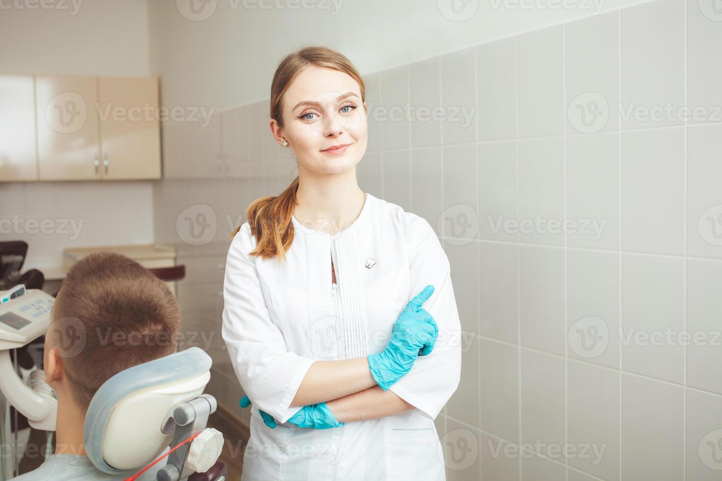 europeo hembra dentista médico foto