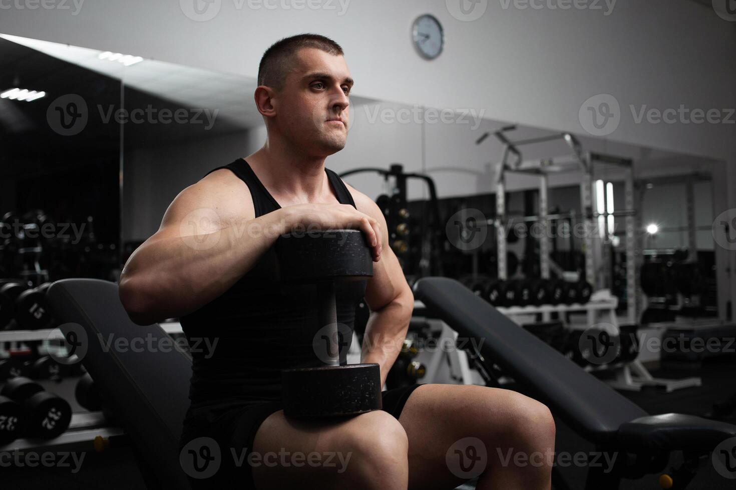 hombre realiza un ejercicio con pesas en un simulador en el gimnasia. atleta, carrocero, aptitud entrenador. muscular sexy cuerpo. retrato foto