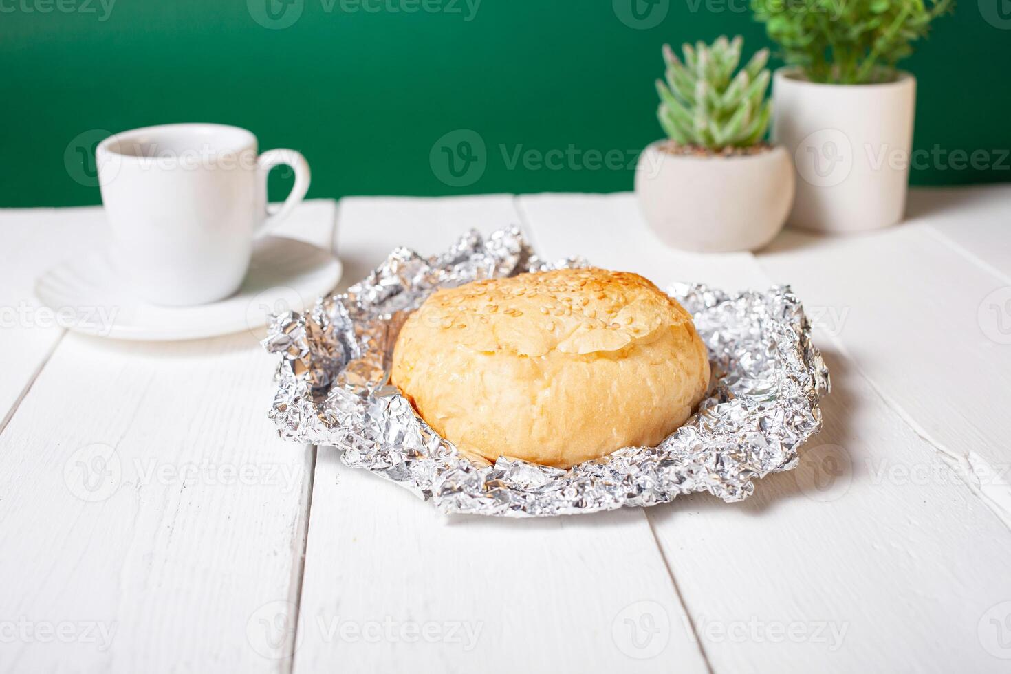 minimalismo, comida en un antecedentes. vacío texto espacio, mocap. caliente desayuno bollo. verde flores, Respetuoso del medio ambiente. foto