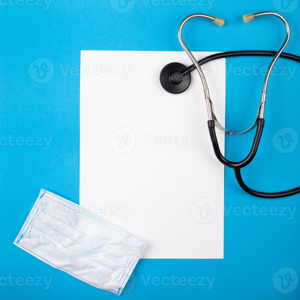 mocup medicina en un azul antecedentes. fonendoscopio, médico suministros. plano laico vacío espacio para texto. publicidad, diseño, correo. foto