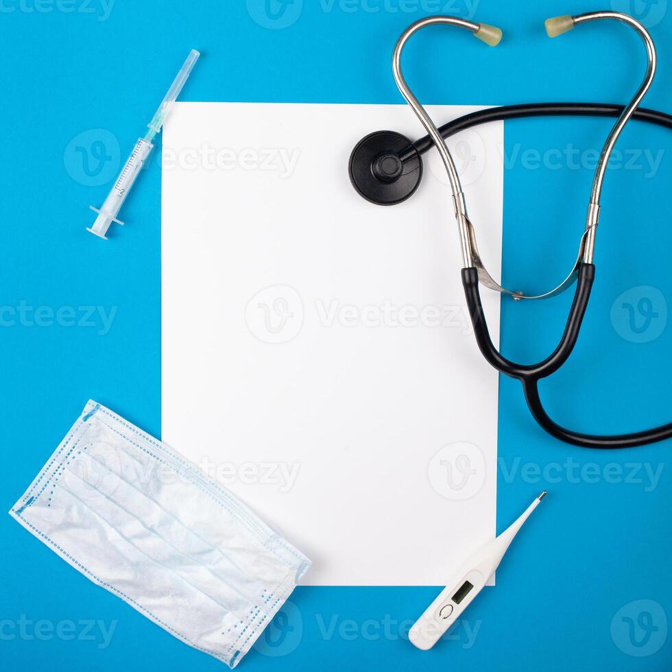 mocup medicina en un azul antecedentes. fonendoscopio, médico suministros. plano laico vacío espacio para texto. publicidad, diseño, correo. foto