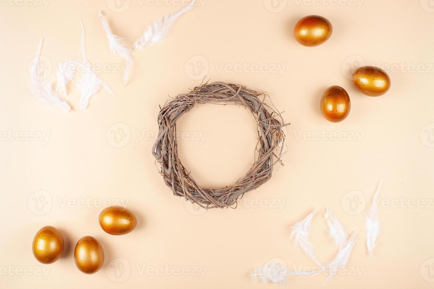 vacío espacio para texto, un bandera de contento Pascua de Resurrección. pintado dorado huevos, plumas. Copiar espacio plano laico parte superior ver nido foto