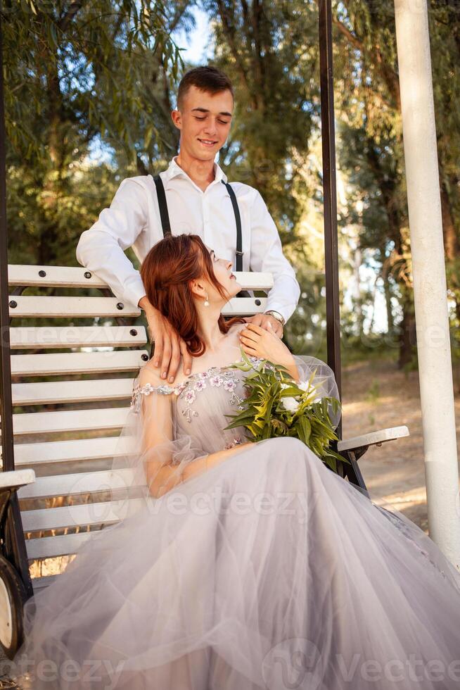 Boda Pareja en el bosque en un balancearse. joven personas en amor amor con cada otro. foto