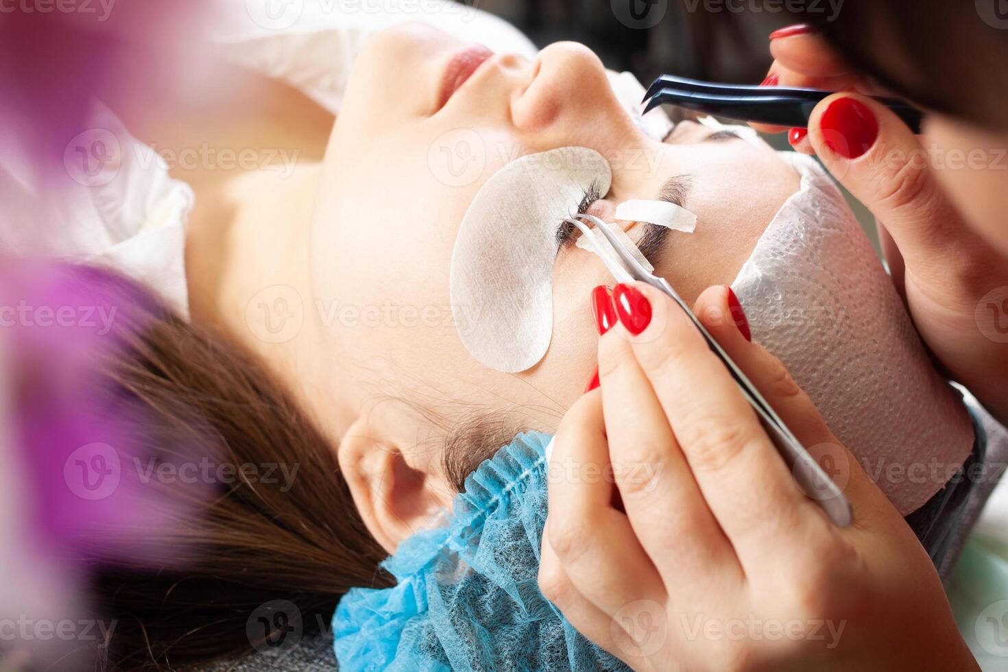 pestaña eliminación procedimiento cerca arriba. hermosa mujer con largo latigazos en un belleza salón. pestaña extensión. foto