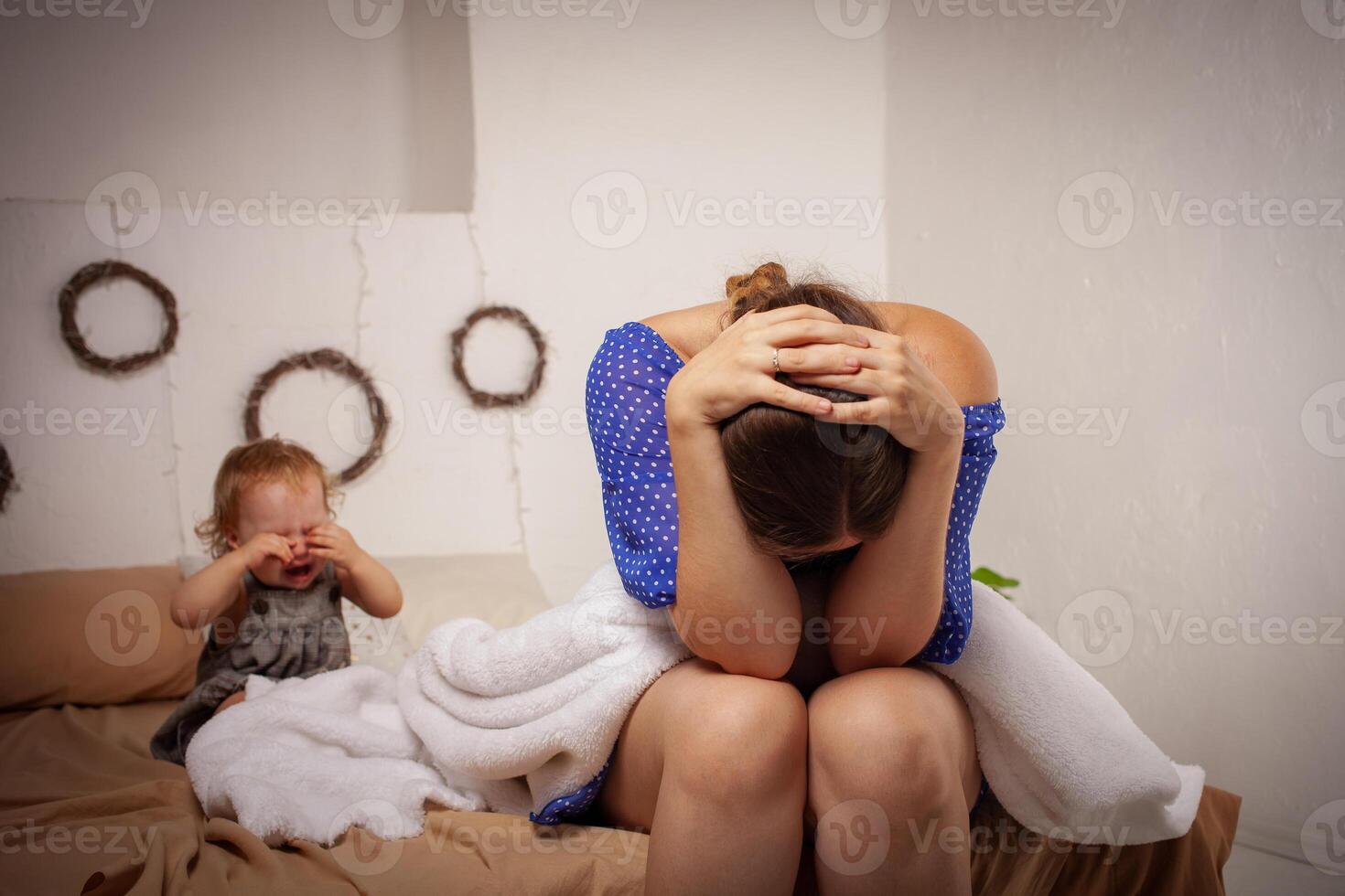 mamá es cansado de el bebé, quiere a descanso y dormir. el niño carcajadas, histérico. el mujer es cansado de el niño llorar, ella lo hace no querer a escuchar. un un año de edad niña grita desde un dolor de muelas. foto