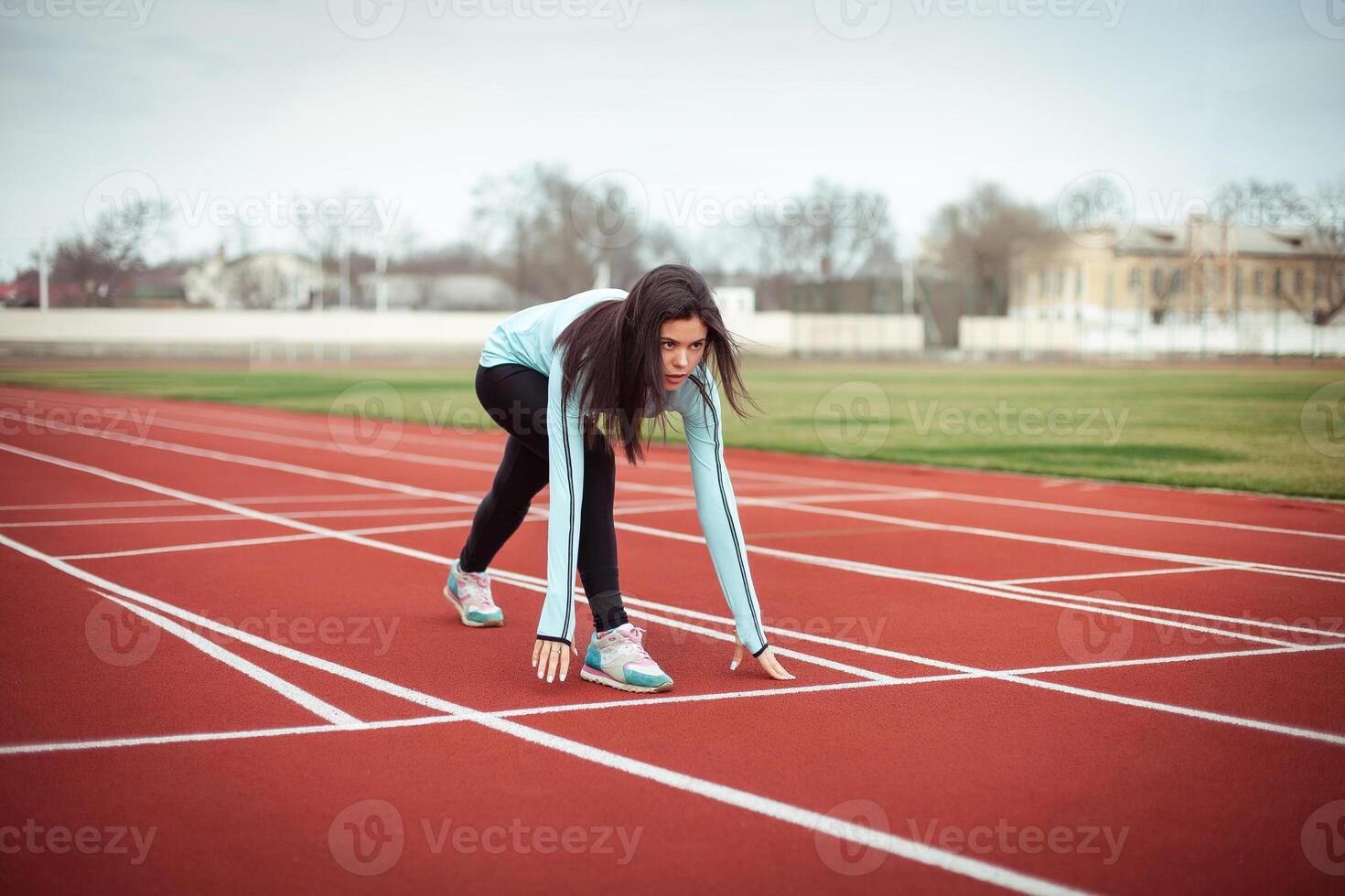 atleta en el comenzando bloques foto