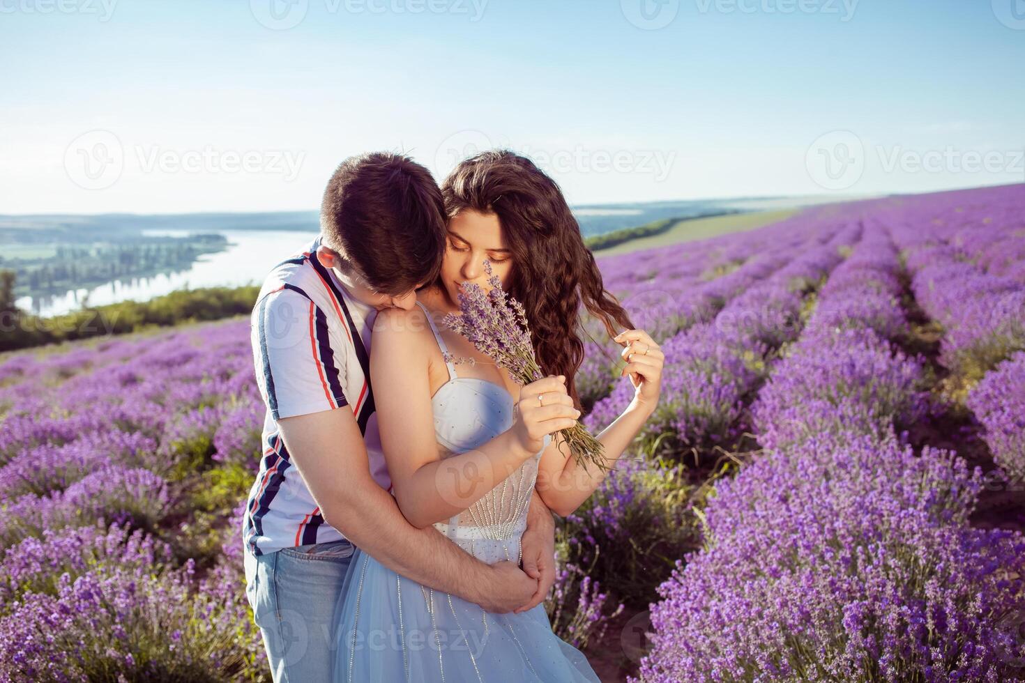 amado personas en un lavanda campo, un hombre y un mujer amor cada otro foto