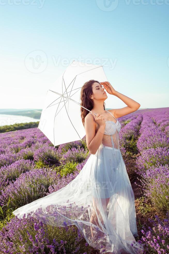 joven hermosa modelo niña con un blanco paraguas foto